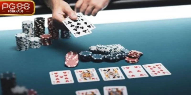 Xì tố sử dụng các bộ bài cơ bản gồm: ba cây cùng chất 